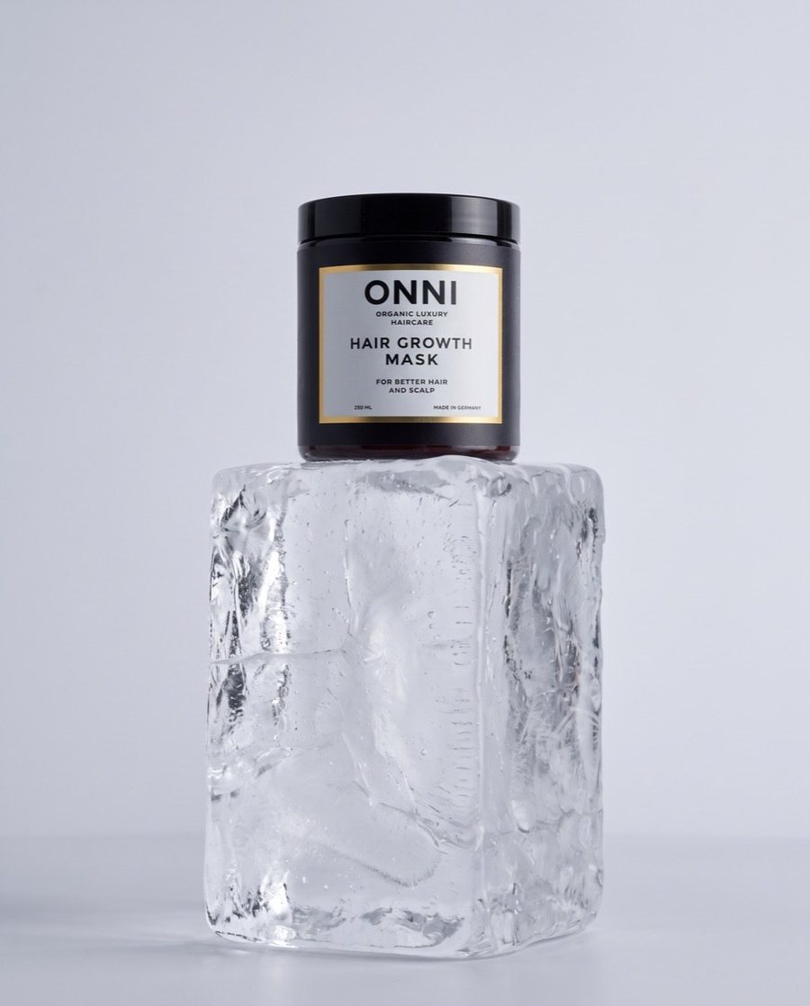 ONNI Hair Growth Mask auf einem Eisblock